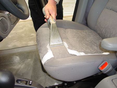 Hvordan du rengjør bil møbeltrekk flekker. Identifiser rengjøringsmiddel å bruke.
