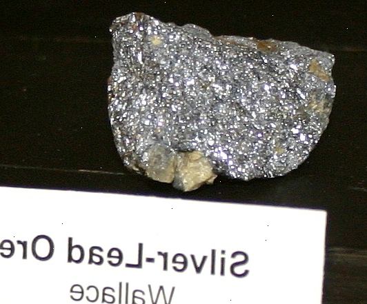 Sølvmalm er vanligvis kombinert med kobber-nikkel. Søke etter bly innskudd.