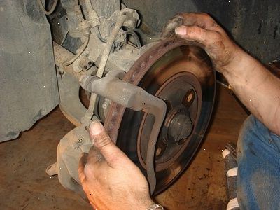 Lær hvordan du slår skivebremser rotors og spare penger på auto reparasjoner. Fjerne lugnuts, og deretter hjulet.