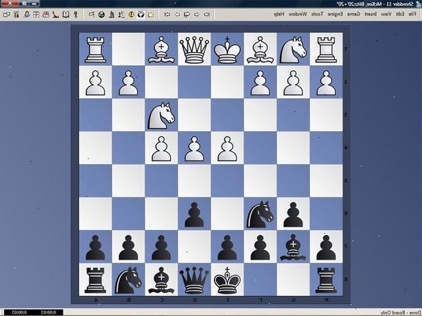 Hvordan spille et solid spill av sjakk. Du må utvikle brikkene dine før du kan lære effektive sjakk åpninger.