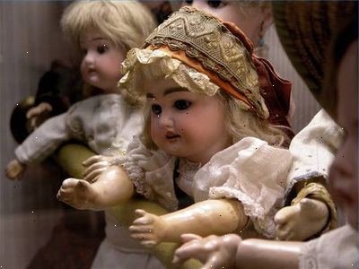 Hvordan ta vare på porselen dukker. Fjern forsiktig kjole fra dukken.