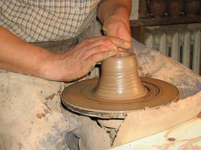 Hvordan lage steintøy keramikk. Kna, kile, kaste og massasje.